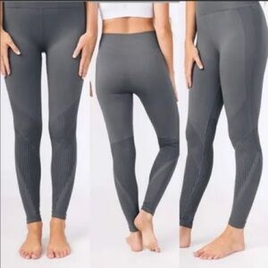 ZYIA Gray Grid Performance Hi-Rise 7/8 24" Size small